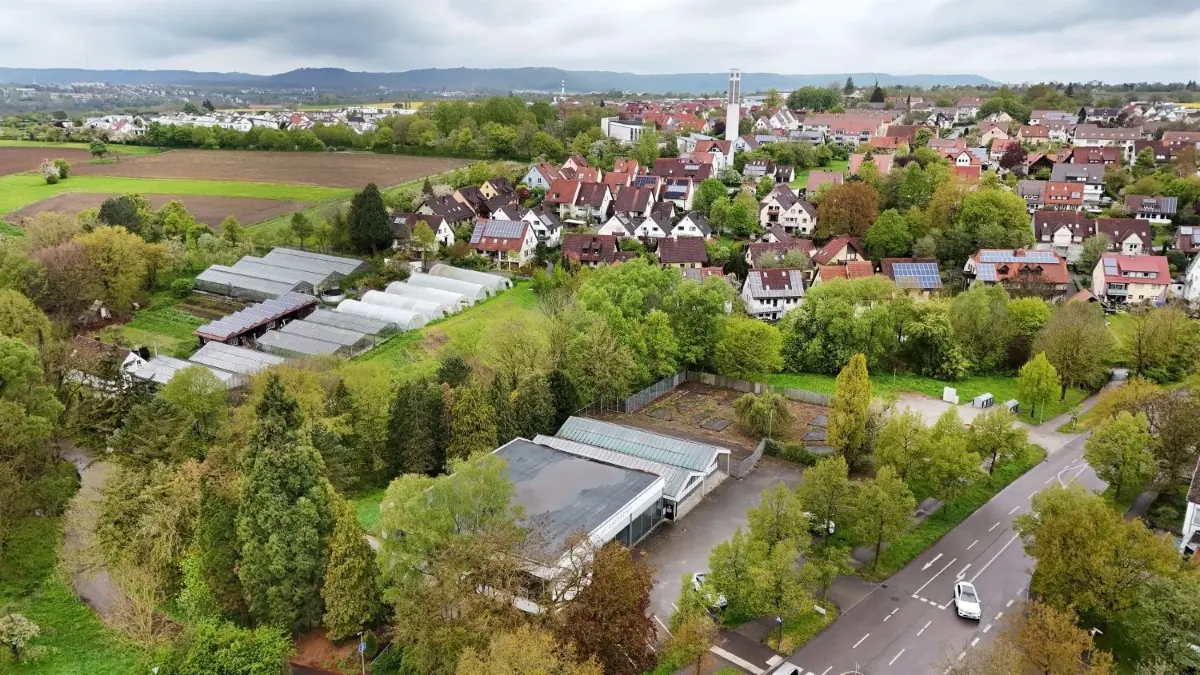 Der Gartentreff an der Einkornstraße (unten). Das Plangebiet umfasst Gebäude, Parkplatz und baumbewachsene Fläche, nicht aber die vielen Gewächshäuser (links im Bild).
Haller Gartentreff - Einkornstraße in Hessental - Wohnbau Laukenmann plant dort ein Wohnprojekt