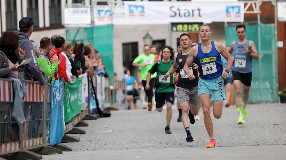 Josh Tolsdorf (Nr. 44) aus Frankfurt war eher zufällig in der Region zu Gast und lief bei seinem Abstecher in die Uracher Altstadt einem souveränen Sieg über die Zehn–Kilometer–Strecke entgegen.
Bad Urach Stadtlauf 2024
