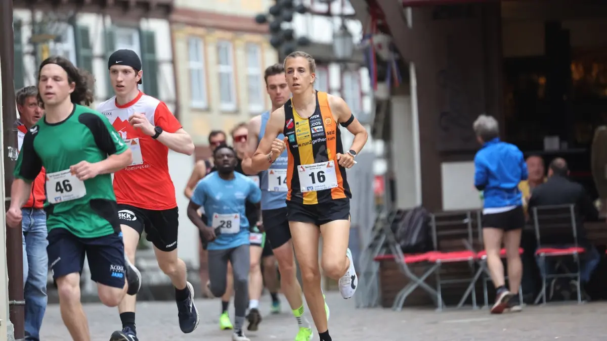 Nur drei Männer waren schneller als sie: Corinna Coenning vom TSV Glems gewann die Frauenwertung des Stadtlaufs.
Bad Urach Stadtlauf 2024