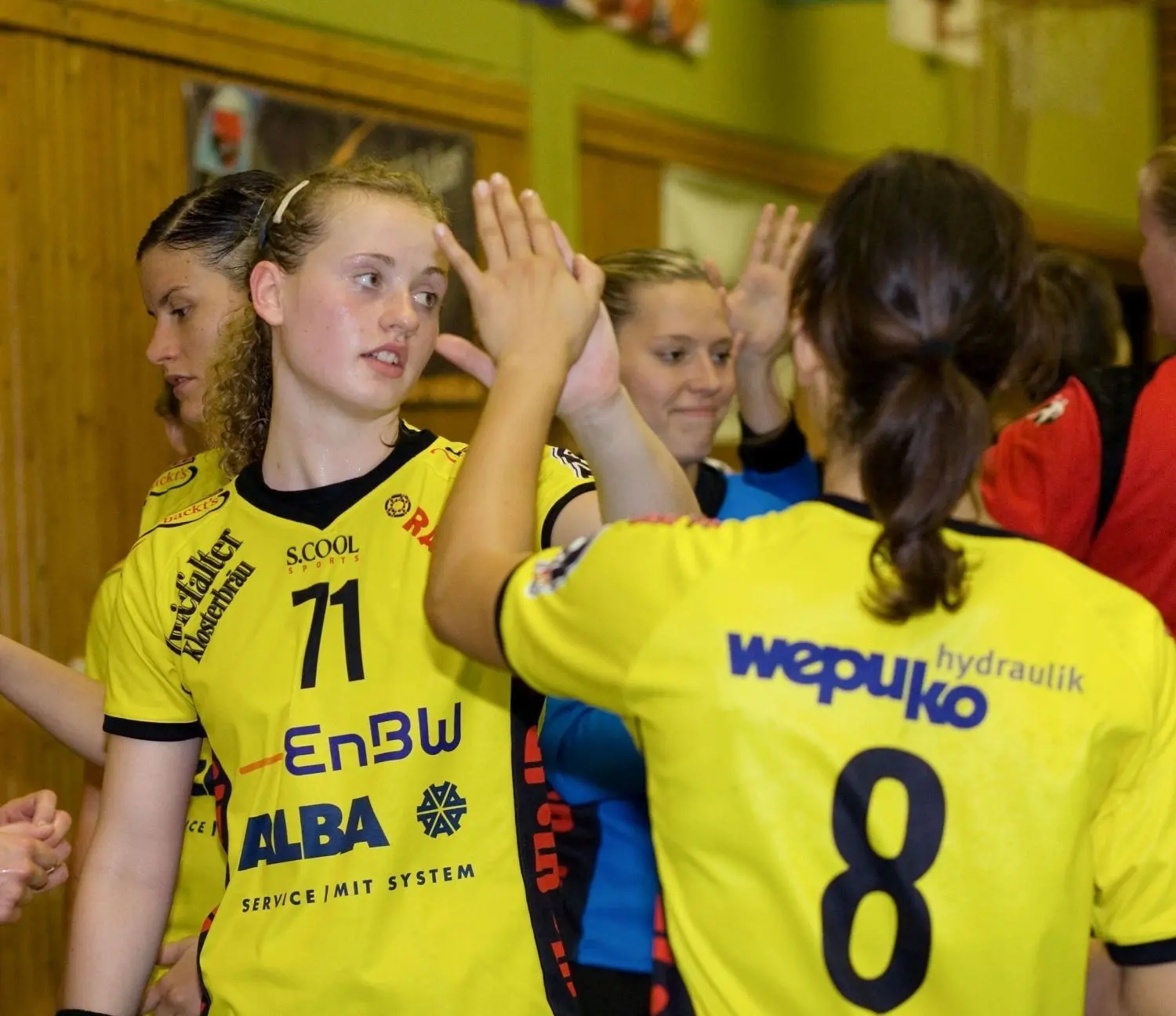 Als die TusSies noch keine Pink Ladies waren und in Gelb spielten: Maren Weigel klatscht mit Alexandra Kubasta ab.