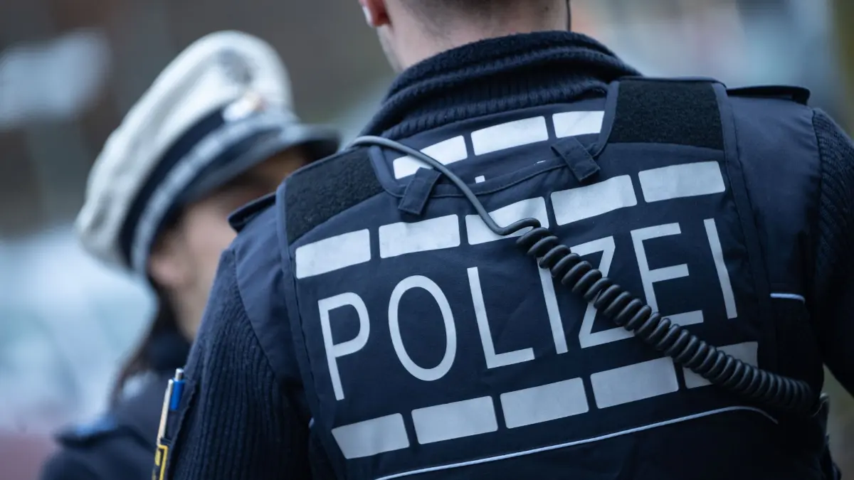 Illustration — Polizei: ILLUSTRATION - 30.11.2023, Baden-Württemberg, Stuttgart: Eine Polizistin (l) und ein Polizist gehen im Rahmen eines Fototermins eine Straße entlang (gestellte Szene). (zu dpa: «Betrug um 113 Millionen Euro - Fahnder nehmen sechs Verdächtige fest») Foto: Marijan Murat/dpa +++ dpa-Bildfunk +++