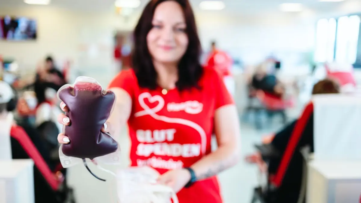 20 Jahre Weltblutspendetag am 14. Juni 2024: Die Diskrepanz zwischen der Bereitschaft, Blut zu spenden, und dem tatsächlichen täglichen Bedarf ist groß: Nur etwa drei Prozent der Deutschen spenden regelmäßig Blut, es werden für die medizinische Versorgung jedoch 15.000 Blutspenden täglich benötigt. Anlässlich des 20. Geburtstags des Weltblutspendetags ruft auch Haema zur Blutspende auf. / Weiterer Text über ots und www.presseportal.de/nr/57284 / Die Verwendung dieses Bildes für redaktionelle Zwecke ist unter Beachtung aller mitgeteilten Nutzungsbedingungen zulässig und dann auch honorarfrei. Veröffentlichung ausschließlich mit Bildrechte-Hinweis. Foto: Haema / Johannes Amm/Haema Blut und Plasma/obs