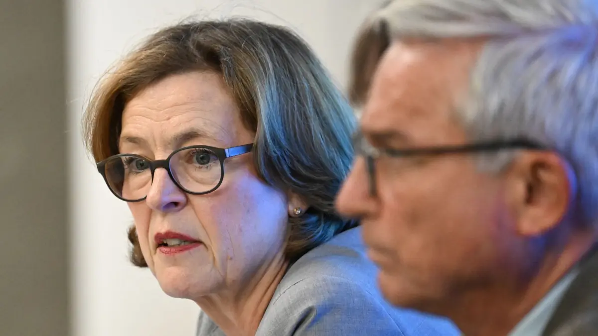 Vorstellung des Verfassungsschutzberichts: 13.06.2024, Baden-Württemberg, Stuttgart: Beate Bube, Präsidentin des Landesamtes für Verfassungsschutz Baden-Württemberg, spricht im Landtag bei der Vorstellung des Verfassungsschutzberichts 2023. Rechts sitzt Thomas Strobl (CDU), Innenminister von Baden-Württemberg. Foto: Bernd Weißbrod/dpa +++ dpa-Bildfunk +++