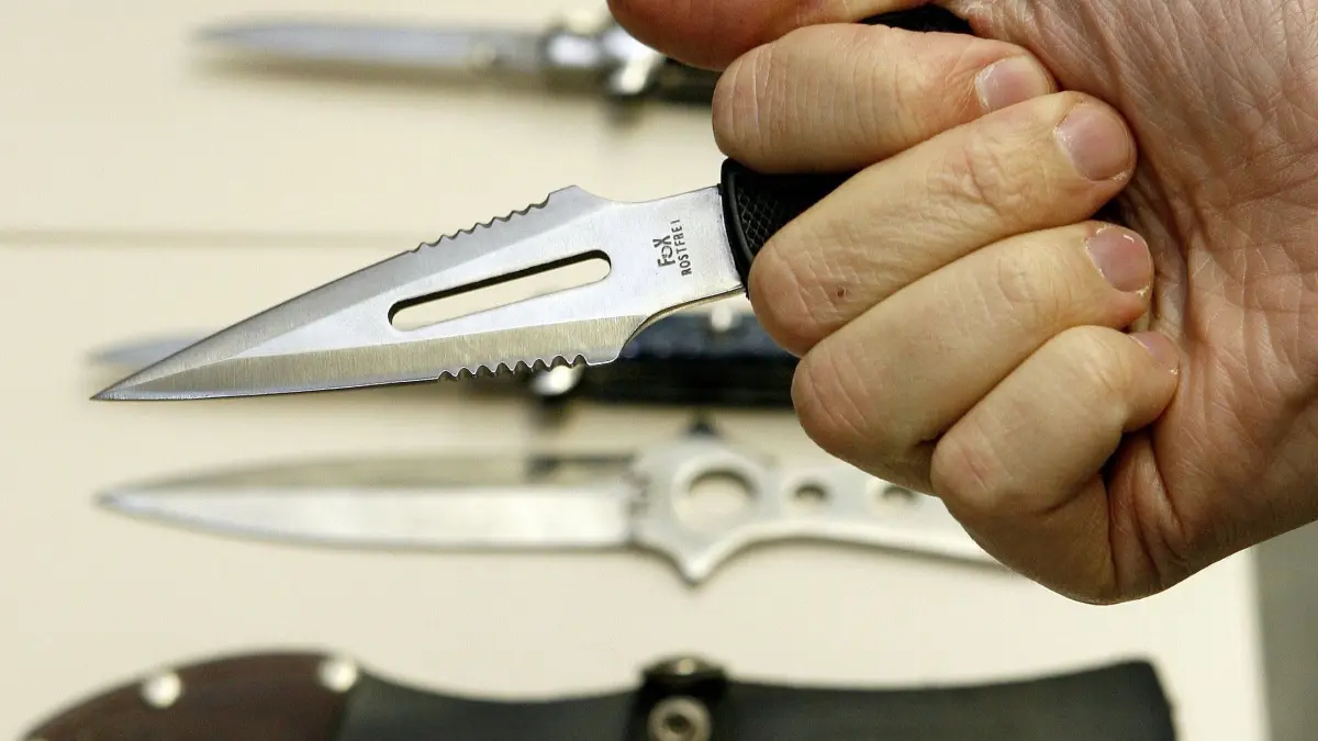 Messer als Waffe: ARCHIV - 14.11.2008, NA, Miltenberg: ILLUSTRATION - Ein Polizist präsentiert ein beschlagnahmtes Faustmesser. (zu dpa: «Rheinland-Pfalz unterstützt Prüfantrag zu Angriffen mit Messern») Foto: Daniel Karmann/dpa +++ dpa-Bildfunk +++