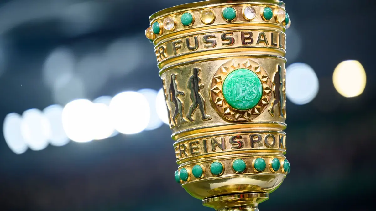 Der DFB–Pokal: ARCHIV - 03.05.2023, Baden-Württemberg, Stuttgart: Fußball: DFB-Pokal, VfB Stuttgart - Eintracht Frankfurt, Halbfinale, Mercedes-Benz-Arena. Der DFB-Pokal steht vor dem Spiel im Stadion. Die Erstrunden-Partie des SSV Ulm gegen den FC Bayern wird live im ZDF gezeigt. (zu dpa: «DFB-Pokalspiele angesetzt: Ulm und VfB live im Free-TV») Foto: Tom Weller/dpa +++ dpa-Bildfunk +++