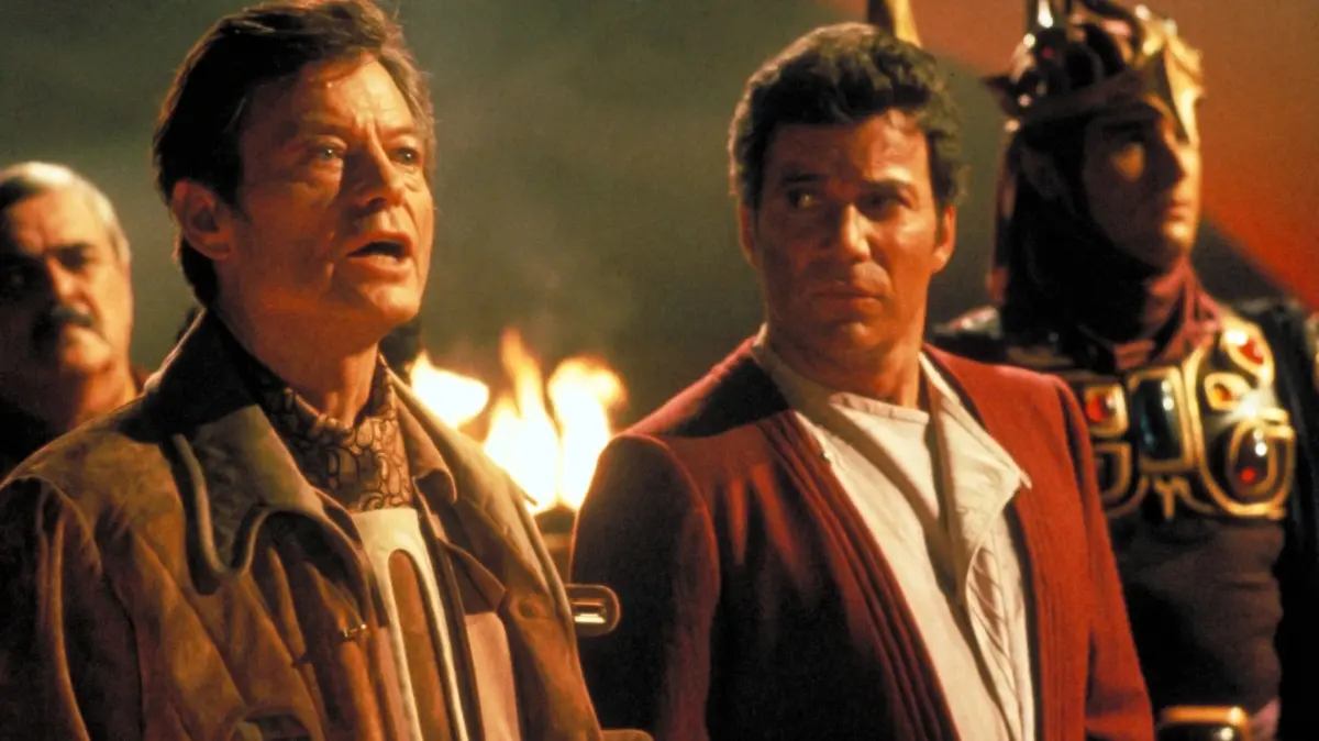 "Star Trek III: Auf der Suche nach Mr. Spock": Captain Montgomery Scott (James Doohan, l.), Dr. Leonard McCoy (DeForest Kelley, 2.v.l.) und Admiral James T. Kirk (William Shatner, r.) machen sich mit den Gebräuchen der Vulkanier vertraut, um ihr Ziel zu erreichen.