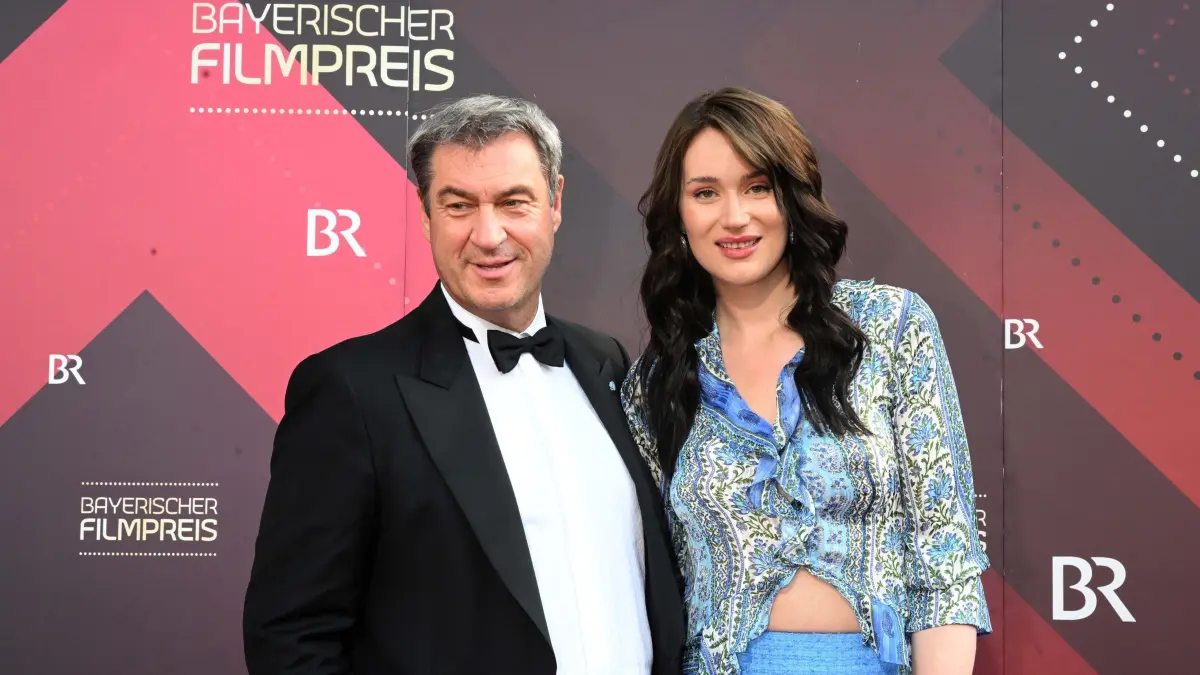 Der Bayerische Ministerpräsident Markus Söder kommt mit seiner Tochter, der Schauspielerin Gloria-Sophie Burkandt, zur Verleihung des Bayerischen Filmpreis in das Prinzregententheater. Der Preis (Pierrot) wird seit 1979 für «hervorragende Leistungen im deutschen Filmschaffen» verliehen. +++ dpa-Bildfunk +++