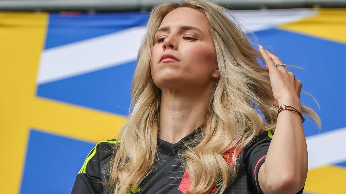 Euro2024: Deutschland–Schottland: 14.06.2024, Bayern, München: Fußball, UEFA Euro 2024, EM, Deutschland - Schottland, Vorrunde, Gruppe A, Spieltag 1, Fußball Arena München. Anika Bissel, Ehefrau von Deutschlands Torwart Manuel Neuer steht auf der Tribüne. Foto: Christian Charisius/dpa +++ dpa-Bildfunk +++