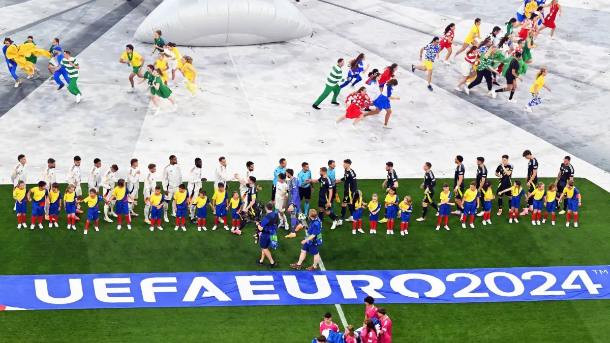 Euro 2024: Deutschland — Schottland: 14.06.2024, Bayern, München: Fußball, UEFA Euro 2024, EM, Deutschland - Schottland, Vorrunde, Gruppe A, Spieltag 1, Fußball Arena München, Die Spieler von Deutschland (l) und Schottland nehmen vor dem Spiel Aufstellung. Foto: Peter Kneffel/dpa +++ dpa-Bildfunk +++