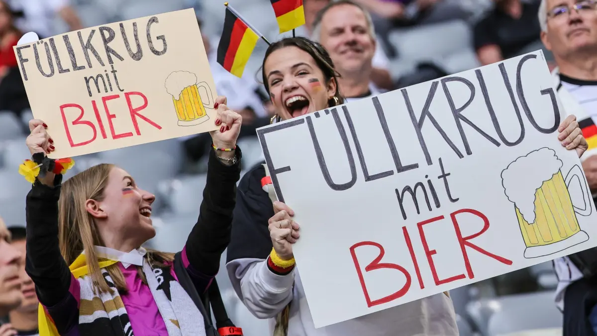 Euro2024: Deutschland–Schottland: 14.06.2024, Bayern, München: Fußball, UEFA Euro 2024, EM, Deutschland - Schottland, Vorrunde, Gruppe A, Spieltag 1, Fußball Arena München. Fans halten Plakate für Deutschlands Niclas Füllkrug in die Höhe. Foto: Christian Charisius/dpa +++ dpa-Bildfunk +++