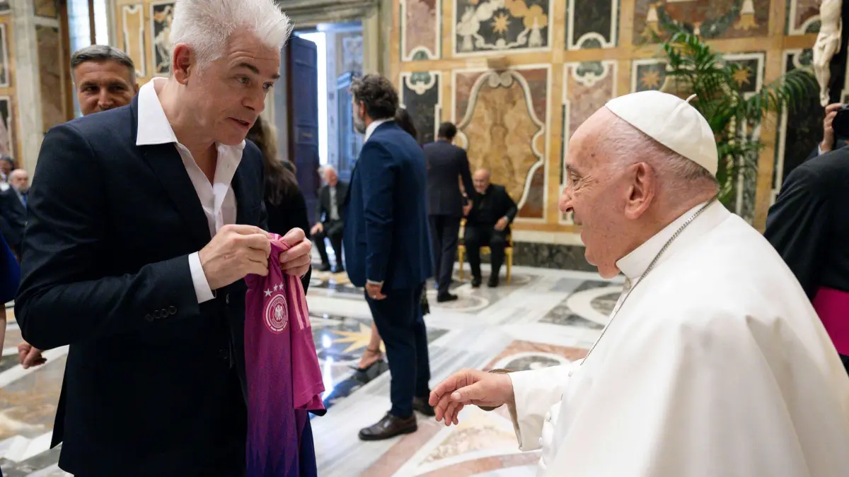 Michael Mittermeier bei Papst Franziskus: 14.06.2024, Vatikan, Vatikanstadt: Der Komiker Michael Mittermeier überreicht Papst Franziskus bei einer Audienz ein DFB-Trikot. Foto: Vatican Media/dpa +++ dpa-Bildfunk +++