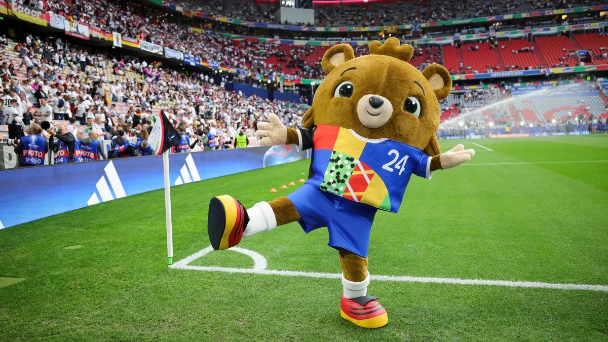 Euro2024: Deutschland–Schottland: 14.06.2024, Bayern, München: Fußball, UEFA Euro 2024, EM, Deutschland - Schottland, Vorrunde, Gruppe A, Spieltag 1, Fußball Arena München. Albärt, das Maskottchen der Fußball-EM, tanzt auf dem Rasen. Foto: Christian Charisius/dpa +++ dpa-Bildfunk +++
