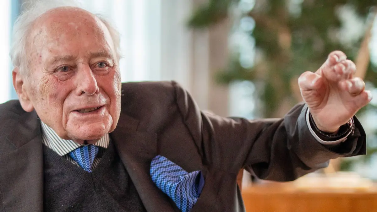 PRODUKTION - 13.12.2022, Baden-Württemberg, Künzelsau: Reinhold Würth, Vorsitzender des Unternehmensbereirats der Würth-Gruppe, bei einem Interview mit der dpa in der Firmenzentrale in Künzelsau. Um den Erfolg seines Unternehmens langfristig zu sichern, will der Unternehmer Reinhold Würth beim Handelskonzern Würth mehr Informatiker sehen. (zu dpa «Reinhold Würth: Erfolg des Konzerns wird von Informatikern abhängen») Foto: Christoph Schmidt/dpa +++ dpa-Bildfunk +++
