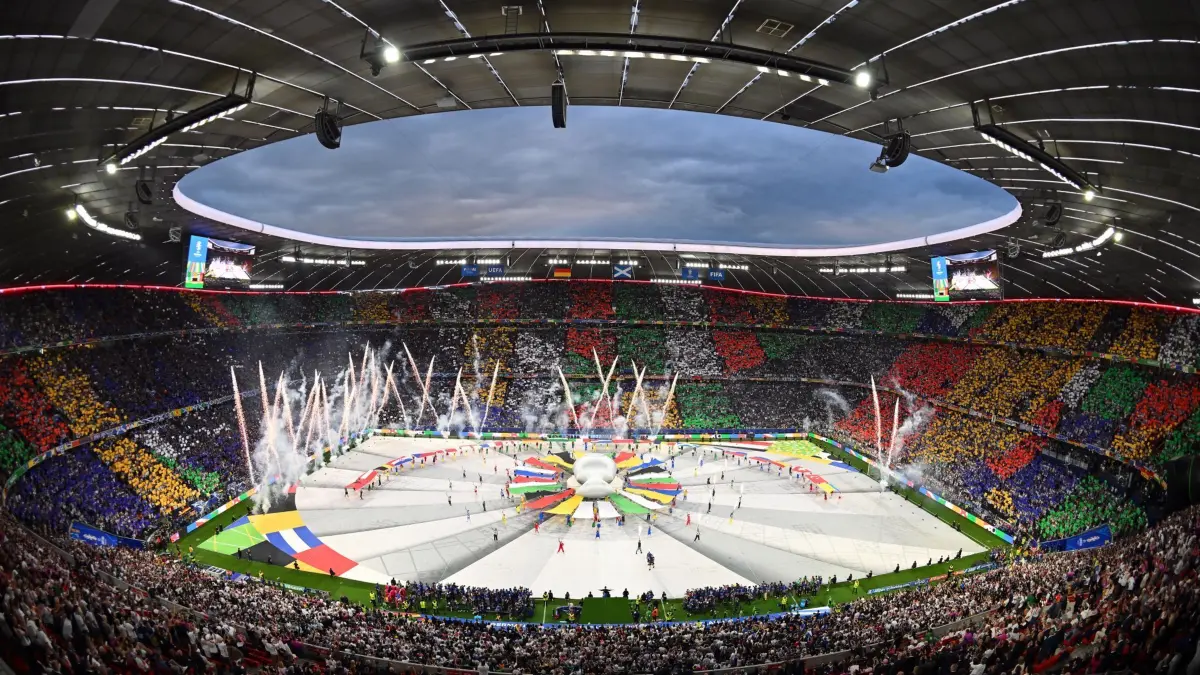 Euro 2024: Deutschland — Schottland: 14.06.2024, Bayern, München: Fußball, UEFA Euro 2024, EM, Deutschland - Schottland, Vorrunde, Gruppe A, Spieltag 1, Fußball Arena München, Tänzer und Akrobaten treten während der Eröffnungsfeier der Europameisterschaft rund um eine überdimensionale Nachahmung des EM-Pokals auf. Foto: Peter Kneffel/dpa +++ dpa-Bildfunk +++