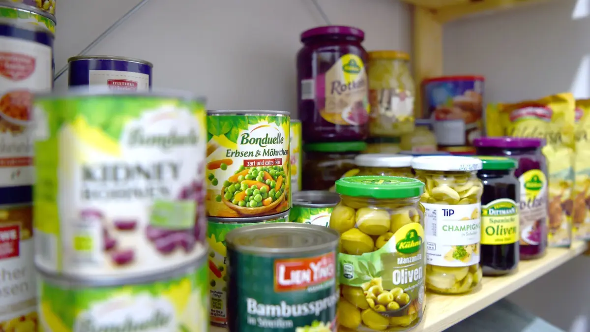 Gemüsevorräte: ARCHIV - 14.03.2020, Nordrhein-Westfalen, Gelsenkirchen: Dosen und Gläser mit Gemüse stehen gestapelt in einem Regal. (zu dpa: «Obst- und Gemüseprodukte: Ein Drittel des bundesweiten Absatzes aus NRW») Foto: Caroline Seidel/dpa +++ dpa-Bildfunk +++