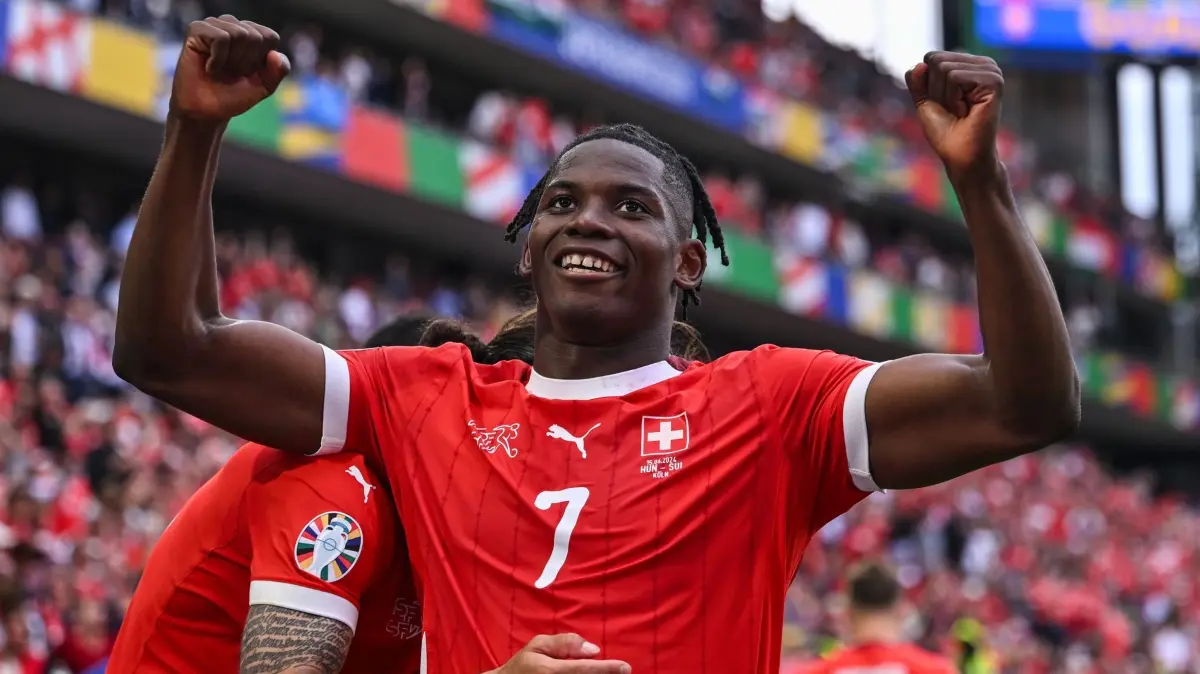 Euro 2024: Ungarn — Schweiz: 15.06.2024, Nordrhein-Westfalen, Köln: Fußball, EM, Ungarn - Schweiz, Vorrunde, Gruppe A, Spieltag 1, Köln Stadion, Breel Embolo aus der Schweiz jubelt nach seinem Tor zum 1-3. Foto: Marius Becker/dpa +++ dpa-Bildfunk +++