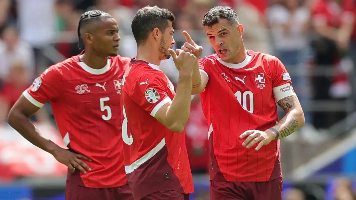 Euro 2024: Ungarn — Schweiz: 15.06.2024, Nordrhein-Westfalen, Köln: Fußball: UEFA Euro 2024, EM, Ungarn - Schweiz, Vorrunde, Gruppe A, Spieltag 1, Köln Stadion, die Schweizer Manuel Akanji, Remo Freuler und Granit Xhaka (l-r) während der Partie. Foto: Rolf Vennenbernd/dpa +++ dpa-Bildfunk +++