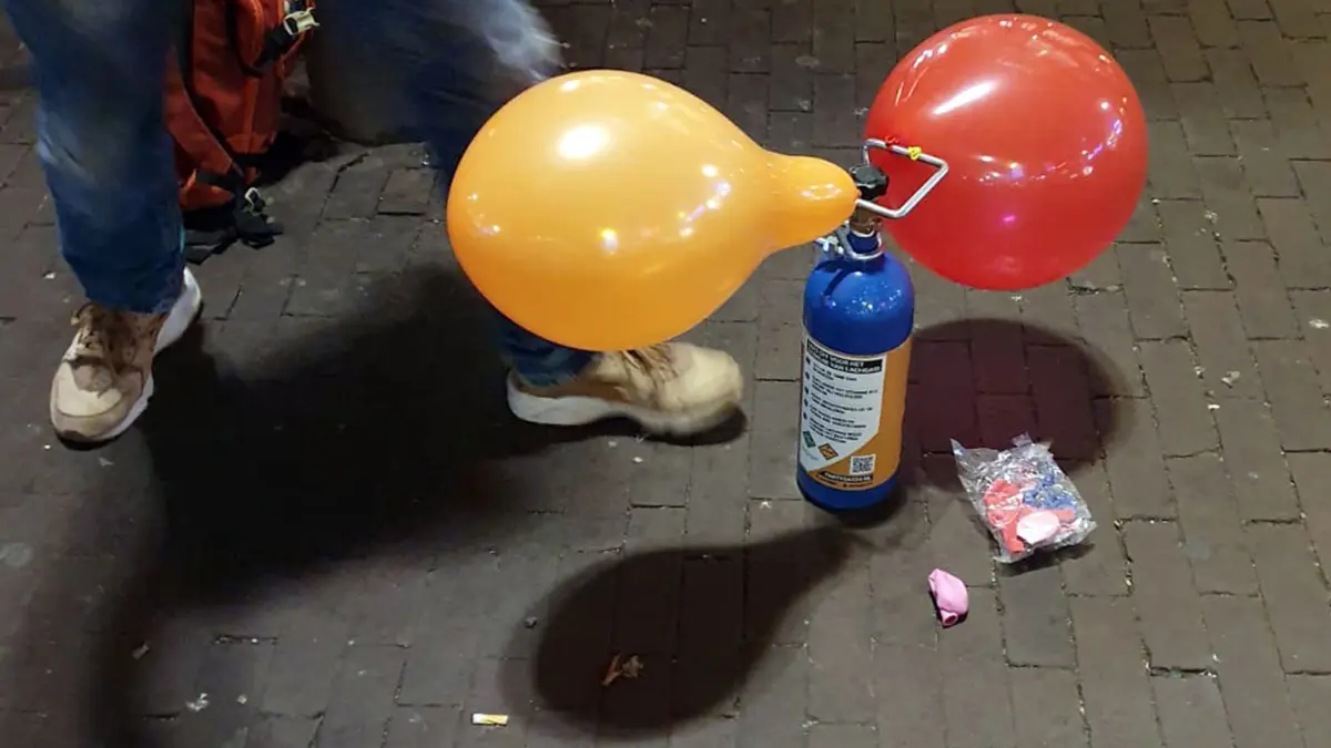 Lachgas: ARCHIV - 05.08.2019, Niederlande, Amsterdam: Lachgas-Rausch mit Folgen: Ein regelmäßiger Konsum kann zu einer Nervenschädigung und einem Vitamin-B12-Mangel führen.
Lachgas aus Luftballons einatmen: Was nach einem Partyspaß klingt, kann sehr gefährlich sein. (zu dpa: «Landeskriminalamt warnt vor den Folgen von Lachgas-Konsum») Foto: Annette Birschel/dpa +++ dpa-Bildfunk +++