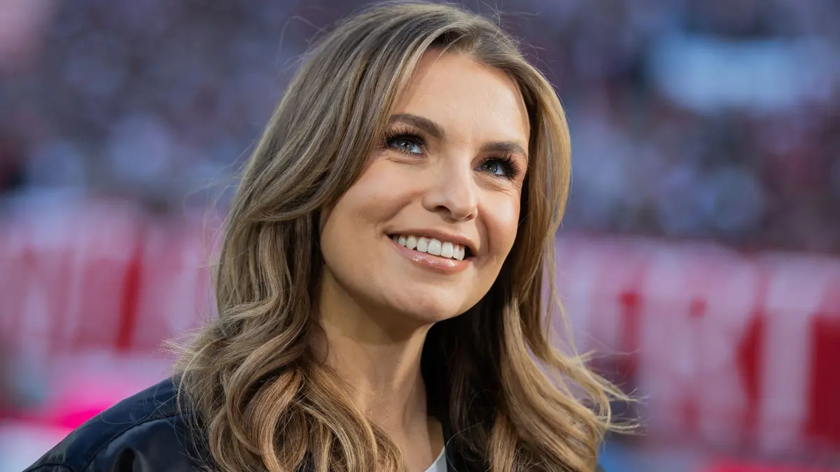 Laura Wontorra: ARCHIV - 03.03.2024, Nordrhein-Westfalen, Köln: Moderatorin Laura Wontorra steht beim Fußballspiel 1. FC Köln gegen Bayer Leverkusen RheinEnergieStadion. Im Fernsehen muss sie nun mit einem Schnurrbart moderieren. Die Moderatorin stichelte in einer Live-Schalte am gegen die frühere Miss Kroatien. (zu dpa: «Kroatische Influencerin ist sauer auf Laura Wontorra») Foto: Rolf Vennenbernd/dpa +++ dpa-Bildfunk +++