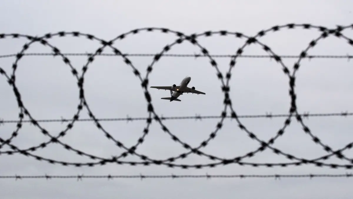 Abschiebung: ARCHIV - 06.01.2020, Niedersachsen, Hannover: ILLUSTRATION - Ein Flugzeug startet - fotografiert durch Stacheldraht am Flughafenzaun. (zu dpa: «Bericht: Verhandlungen mit Usbekistan über Abschiebungen von Afghanen») Foto: Julian Stratenschulte/dpa +++ dpa-Bildfunk +++