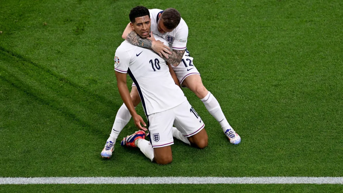 Euro 2024: Serbien — England: 16.06.2024, Nordrhein-Westfalen, Gelsenkirchen: Fußball, UEFA Euro 2024, EM, Serbien - England, Vorrunde, Gruppe C, Spieltag 1, Arena auf Schalke, Englands Jude Bellingham (vorn) jubelt nach seinem Tor zum 0:1 mit Kieran Trippier. Foto: David Inderlied/dpa +++ dpa-Bildfunk +++