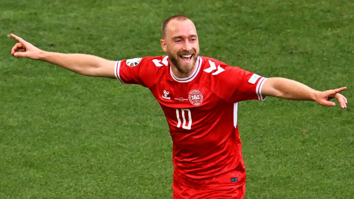Euro 2024: Slowenien — Dänemark: 16.06.2024, Baden-Württemberg, Stuttgart: Fußball, UEFA Euro 2024, EM, Slowenien - Dänemark, Vorrunde, Gruppe C, Spieltag 1, Stuttgart Arena, Dänemarks Christian Eriksen jubelt über seinen Treffer zum 1:0. Foto: Bernd Weißbrod/dpa +++ dpa-Bildfunk +++