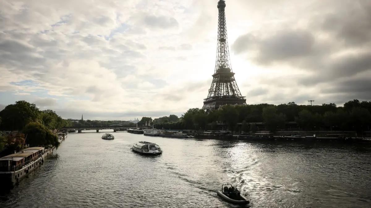 Vor den Olympischen– und Paralympischen Spielen 2024: 17.06.2024, Frankreich, Paris: Schiffe fahren auf der Seine in der Nähe des Eiffelturms während einer Probe für die Eröffnungsfeier der Olympischen Spiele 2024. Die Eröffnungsfeier der Olympischen Spiele 2024 in Paris wird am 26. Juli auf der Seine stattfinden, mit Booten für jede nationale Delegation. Foto: Thomas Padilla/AP/dpa +++ dpa-Bildfunk +++