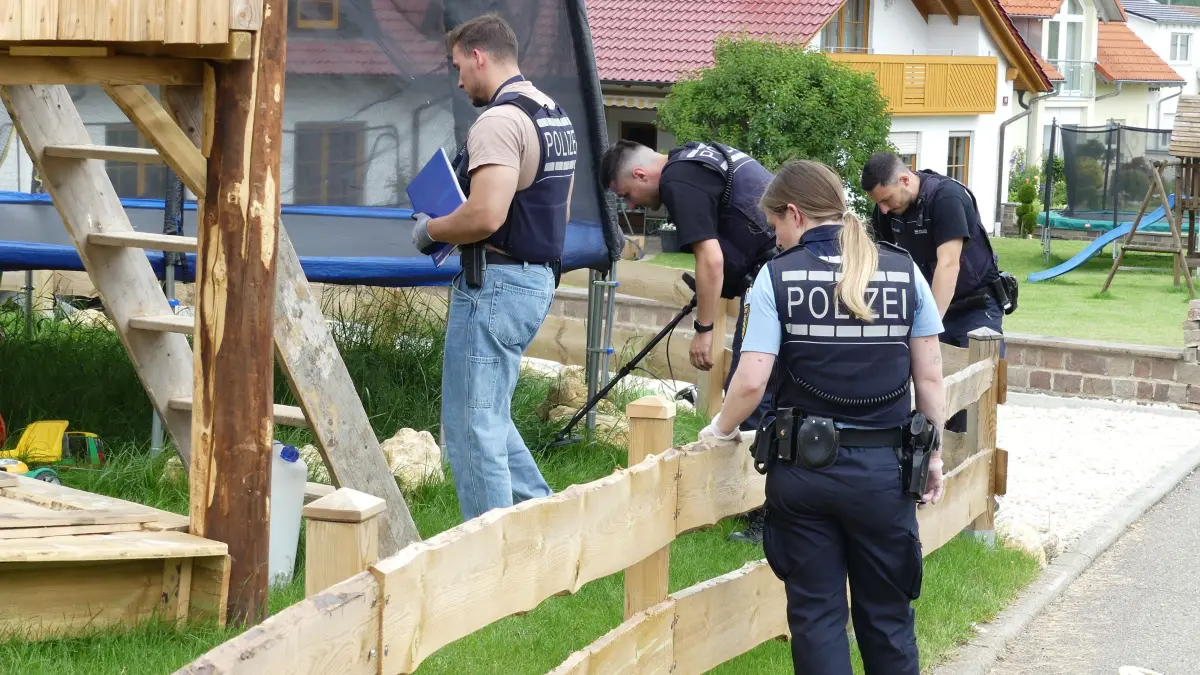 Nach einer Bluttat in Harthausen bei Winterlingen suchen Polizisten nach der Tatwaffe.