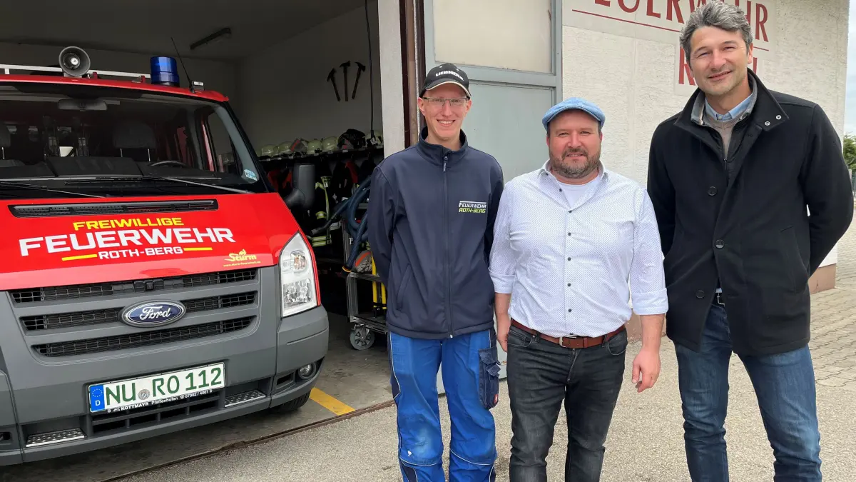 Vor dem alten Feuerwehrhaus: Schweiggert, Schweigart, Sebastian Sparwasser.