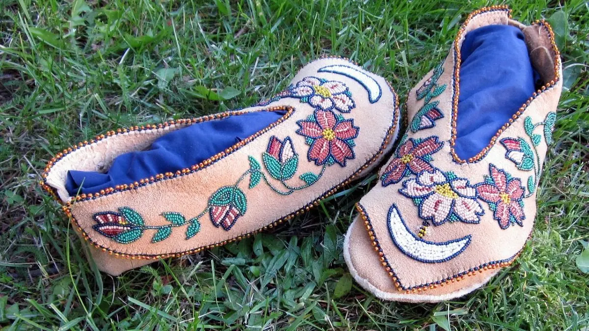 Bequeme Schuhe, teilweise auch im "used"-Look, sind auf den Laufstegen keine Seltenheit mehr.