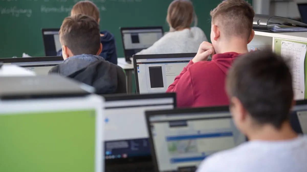 Digitalisierung in den Schulen: ARCHIV - 28.09.2020, Baden-Württemberg, Leutenbach: Schülerinnen und Schüler nehmen im Klassenzimmer einer 9. Klasse der Gemeinschaftsschule Leutenbach am Geografieunterricht mit Hilfe von Laptops und Tablets teil. Laut Bildungsbericht Baden-Württemberg löste die Corona-Pandemie einen Digitalisierungsschub an den Schulen aus. (zu dpa: «Bildungssystem am Limit: Mehr Schulabbrecher und Fachkräftemangel») Foto: Marijan Murat/dpa +++ dpa-Bildfunk +++
