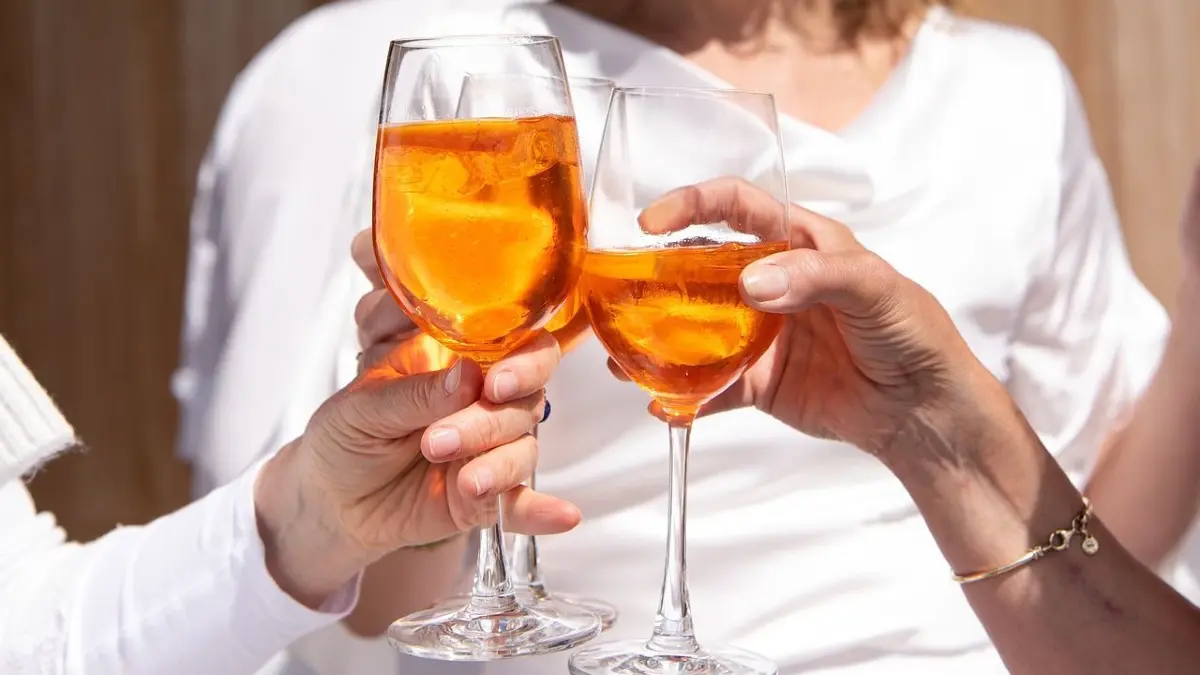 Genug vom Aperol Spritz? Vielleicht wird Sarti Spritz für einige zum neuen Trend-Getränk.