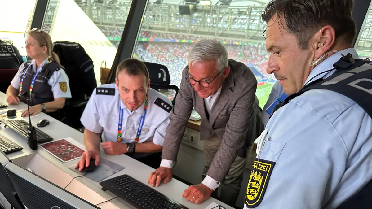 Innenminister Thomas Strobl und Polizeibeamte in der Kanzel des Stadions in Stuttgart, von der aus die Polizei das Geschehen im Blick hat. Europameisterschaft Dänemark Slowenien