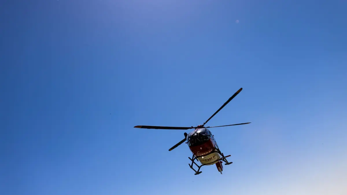 Ein Rettungshubschrauber — Symbolbild: ARCHIV - 23.04.2021, Baden-Württemberg, Ihringen: Ein Rettungshubschrauber setzt zur Landung an. (zu dpa: «Kind fällt aus Fenster und wird leicht verletzt») Foto: Philipp von Ditfurth/dpa +++ dpa-Bildfunk +++