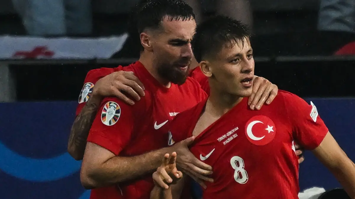 Euro 2024: Türkei — Georgien: 18.06.2024, Nordrhein-Westfalen, Dortmund: Fußball: EM, Türkei - Georgien, Vorrunde, Gruppe F, Spieltag 1, Stadion Dortmund, Arda Güler (r) von der Türkei feiert mit Orkun Kökcü sein Tor zum 2:1. Foto: Bernd Thissen/dpa +++ dpa-Bildfunk +++