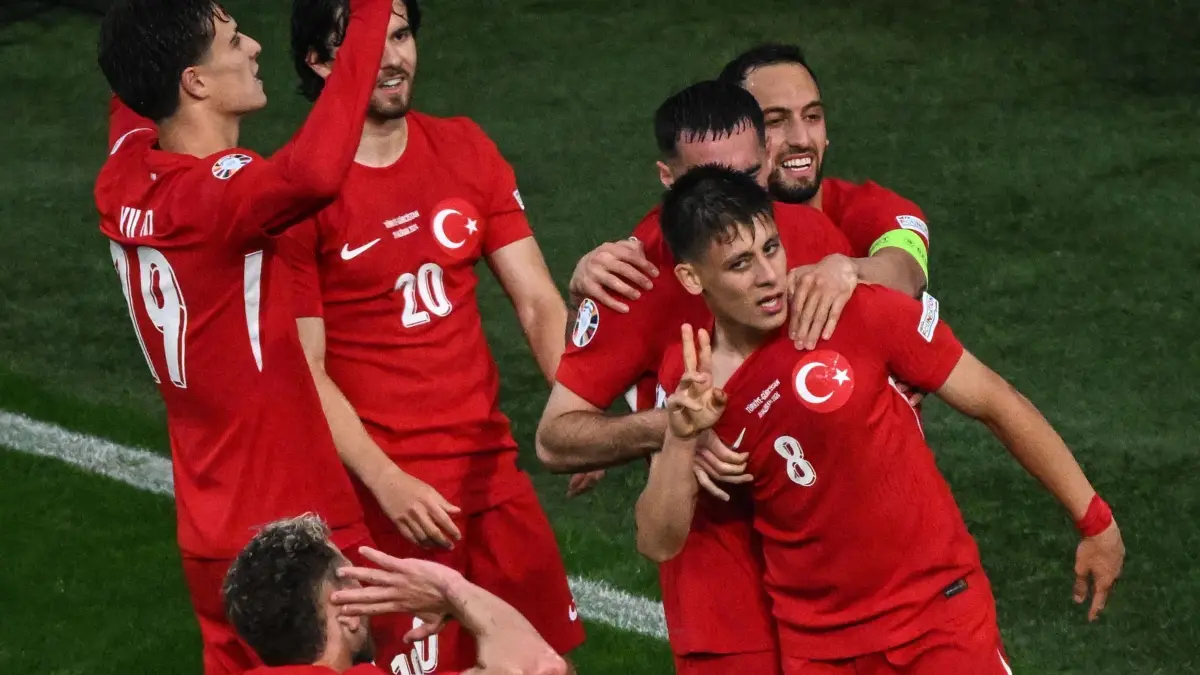 Euro 2024: Türkei — Georgien: 18.06.2024, Nordrhein-Westfalen, Dortmund: Fußball: EM, Türkei - Georgien, Vorrunde, Gruppe F, Spieltag 1, Stadion Dortmund, Arda Güler von der Türkei jubelt nach seinem Tor zum 2-1 mit Mitpielern. Foto: Julian Stratenschulte/dpa +++ dpa-Bildfunk +++