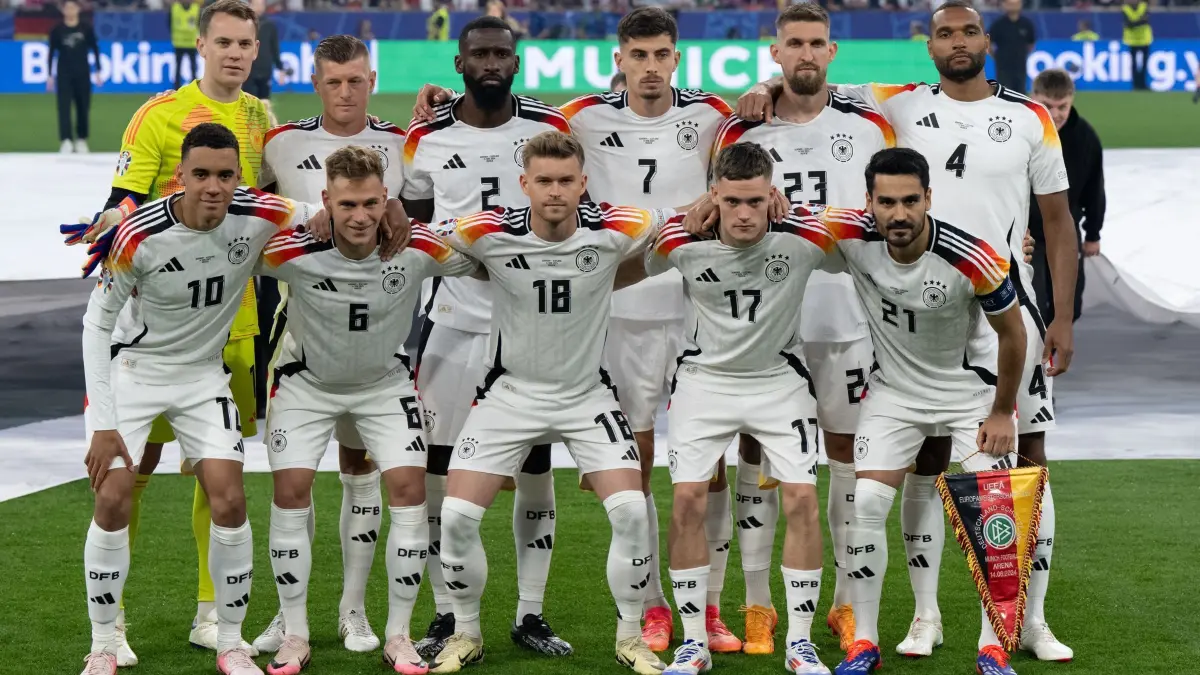 Deutschland — Schottland: ARCHIV - 14.06.2024, Bayern, München: Fußball: UEFA Euro 2024, EM, Deutschland - Schottland, Vorrunde, Gruppe A, Spieltag 1, München Fußball Arena, die Spieler von Deutschland stehen vor dem Spiel für ein Foto zusammen. Mi tder Aufstellung ist auch am Mittwoch gegen Ungarn zu rechnen. (zu dpa: «Voraussichtliche Mannschaften, Fußball-EM») Foto: Sven Hoppe/dpa +++ dpa-Bildfunk +++