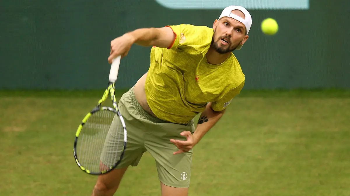 Tennis: ATP–Tour — Halle/Westfalen: 18.06.2024, Nordrhein-Westfalen, Halle/Westfalen: Tennis: ATP-Tour Halle/Westfalen, Einzel, Herren, 1. Runde, Otte gegen Zverev (beide Deutschland), Oscar Otte in Aktion. Foto: Claus Bergmann/dpa +++ dpa-Bildfunk +++