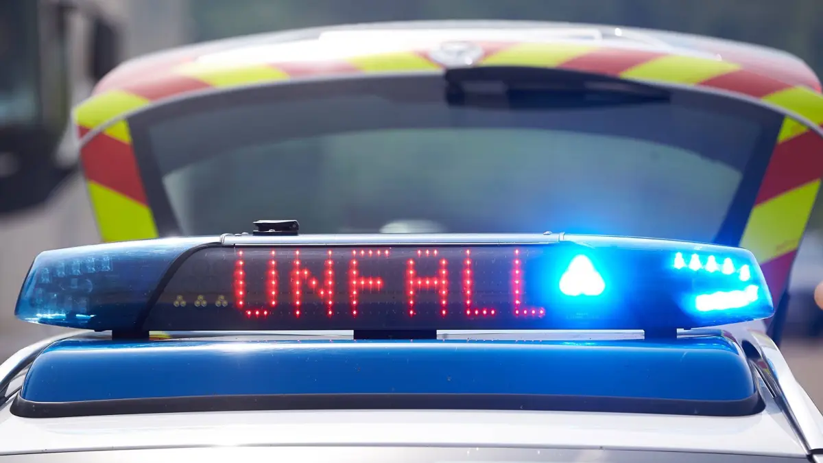 Leuchtschrift Unfall auf einem Streifenwagen der Autobahnpolizei auf der Autobahn A3 bei Dierdorf Polizei TFR001
Illuminated text Accident on a Patrol car the Highway Patrol on the Highway A3 at Dierdorf Police TFR001