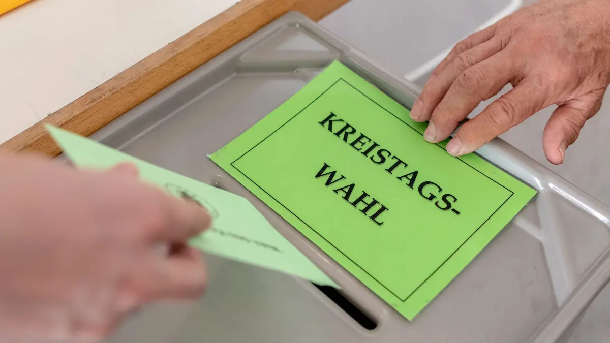 ARCHIV - 26.05.2019, Baden-Württemberg, Gutach Im Schwarzwald: Ein Mann gibt im Wahllokal seinen Stimmzettel zur Kreistagswahl ab. (zu dpa: «Kommunalwahlen: Wähler können Stimmen häufeln oder verteilen») Foto: Patrick Seeger/dpa +++ dpa-Bildfunk +++