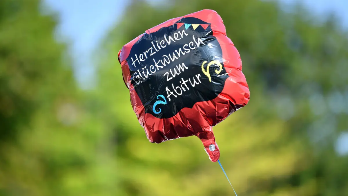 Das Abitur zu bestehen, ist ein wichtiger Schritt im Leben. Wir haben, für alle die gratulieren wollen, einige inspirierende Sprüche, Gedichte oder auch Weisheiten vorbereitet