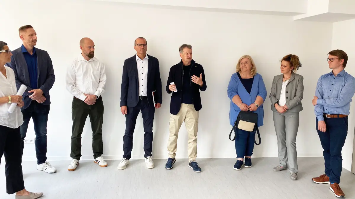 Die Gemeinschaftsunterkunft beim alten Hechinger Krankenhaus besichtigten (von links): Erste Beigeordnete Dorothee Müllges, Thomas Zizmann, Amtsleiter für Zuwanderung und Integration im Landratsamt, der Hechinger Ordnungsamtsleiter Patrick Loll, Sozialdezernent Georg Link, Landrat Günther-Martin Pauli, Einrichtungsleiterin Andrea Schmoll, Ivana Buncic, Bereichsleiterin Migration bei der Caritas, und der stellvertretende Caritas-Geschäftsführer Moritz Doermer.