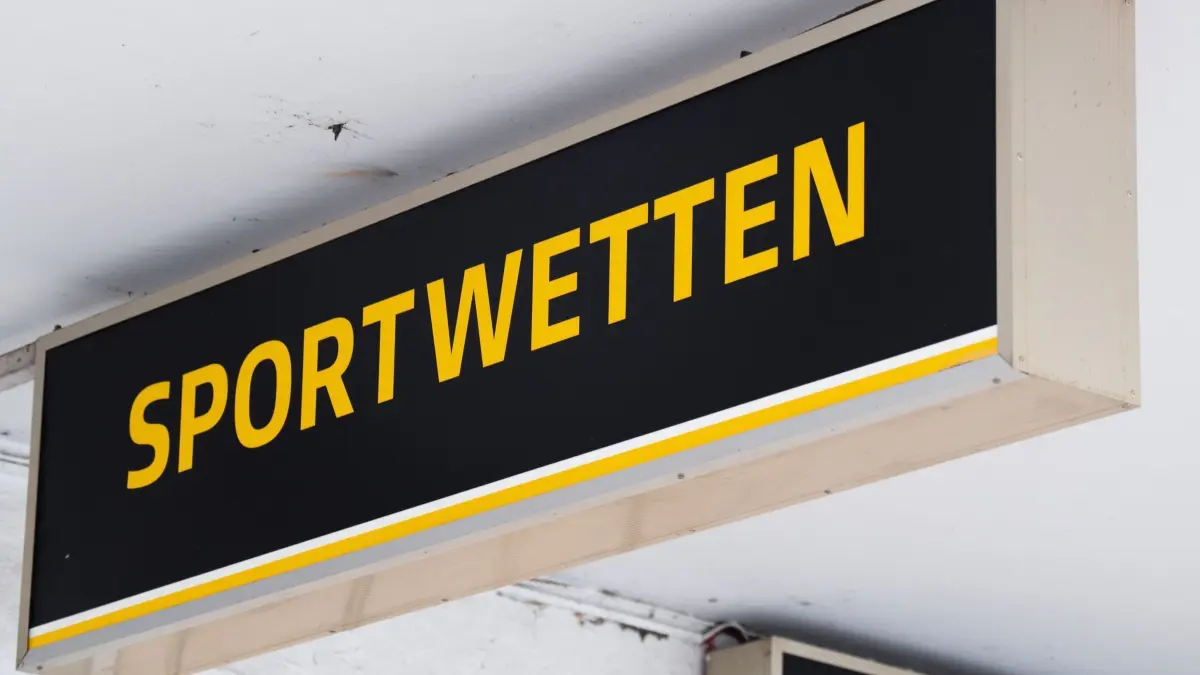 Sportwetten: ARCHIV - 03.11.2023, Bremen: Ein Schild weist auf Sportwetten-Angebote hin. (zu dpa: «Diakonie warnt zur Europameisterschaft vor Glücksspielsucht») Foto: Sarah Knorr/dpa +++ dpa-Bildfunk +++