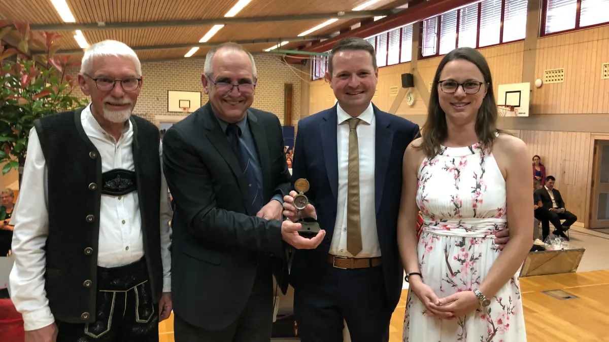 Werner Kreitmeier und Thomas Oswald haben Wolfgang Schmauder (Dritter von links) zur Amtseinsetzung einen Kompass überreicht. Für Partnerin Katharina Tauschek gab es zudem einen Blumenstrauß.