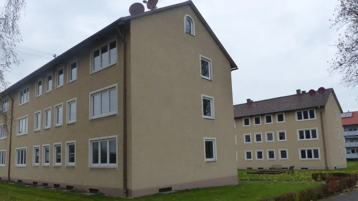 Die Wohnungen in diesen beiden Gebäuden aus den Fünfzigerjahren werden zu einer Unterkunft des Kreises.
