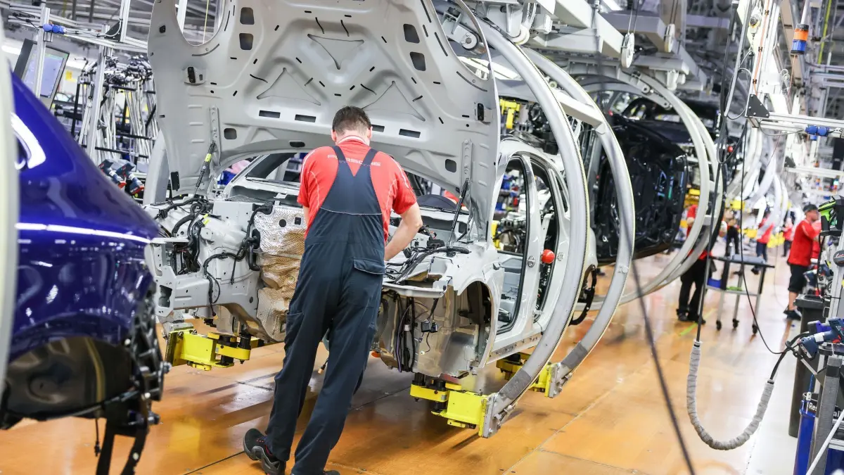 Autobau: ARCHIV - 11.03.2024, Sachsen, Leipzig: Ein Mitarbeiter arbeitet in einer Autofabrik an einer Karosserie. (zu dpa: «Branchenverband: Dämpfer für Autobauer bei Verkäufen in der EU im Mai») Foto: Jan Woitas/dpa +++ dpa-Bildfunk +++