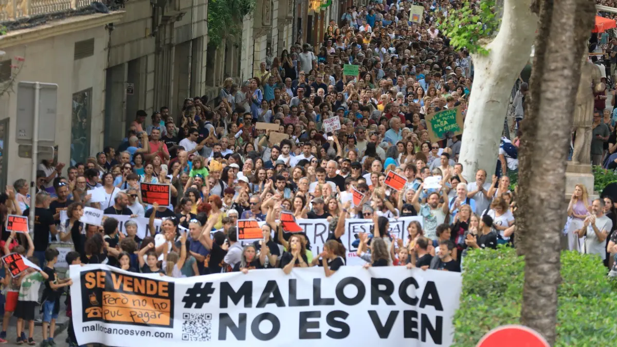 Demonstration gegen Massentourismus auf Mallorca: ARCHIV - 25.05.2024, Spanien, Palma: Einheimische bei einer Demonstration gegen den Massentourismus. Tausende haben auf Mallorca gegen Massentourismus protestiert. Unter dem Motto «Sagen wir basta!» versammelten sich die Menschen am Samstagabend im Zentrum der Inselhauptstadt Palma. (Zu dpa: «Mallorca: Bürgermeister fordert harte Maßnahmen gegen Massentourismus») (zu dpa: «Europa ringt beim Tourismus um Klimaschutz») Foto: Clara Margais/dpa +++ dpa-Bildfunk +++