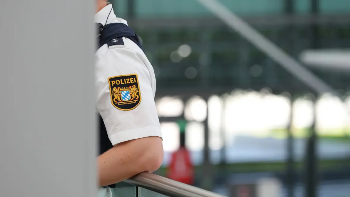 Bundespolizei am Münchener Flughafen: ARCHIV - 01.06.2023, Bayern, München: Ein Bundespolizist steht auf dem Flughafen München. (zu dpa: «Zügelloses Paar löst Polizeieinsatz in Flugzeug aus») Foto: Karl-Josef Hildenbrand/dpa +++ dpa-Bildfunk +++