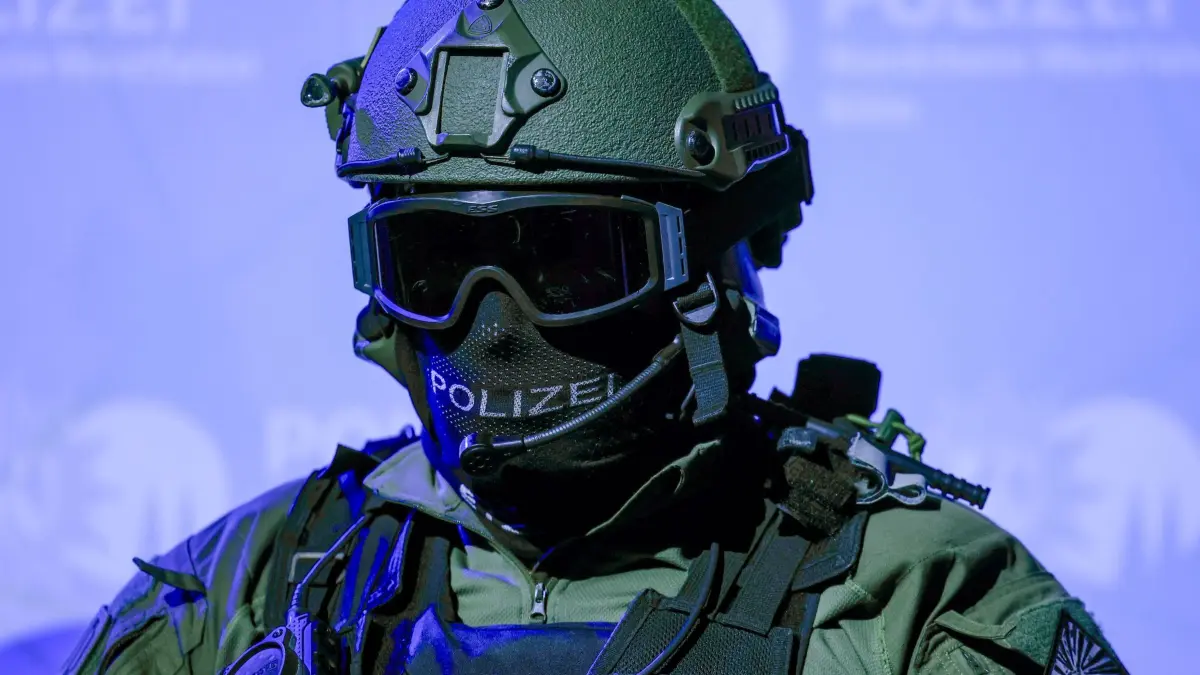 SEK–Beamter: ARCHIV - 01.03.2024, Nordrhein-Westfalen, Köln: Polizisten eines Spezialeinsatzkommandos, SEK, stellen sich am Rande der Vereidigungsfeier von Polizei-Anwärtern vor. (zu dpa: «SEK-Einsatz in Monheim nach Gewalt im Rockermilieu») Foto: Oliver Berg/dpa +++ dpa-Bildfunk +++