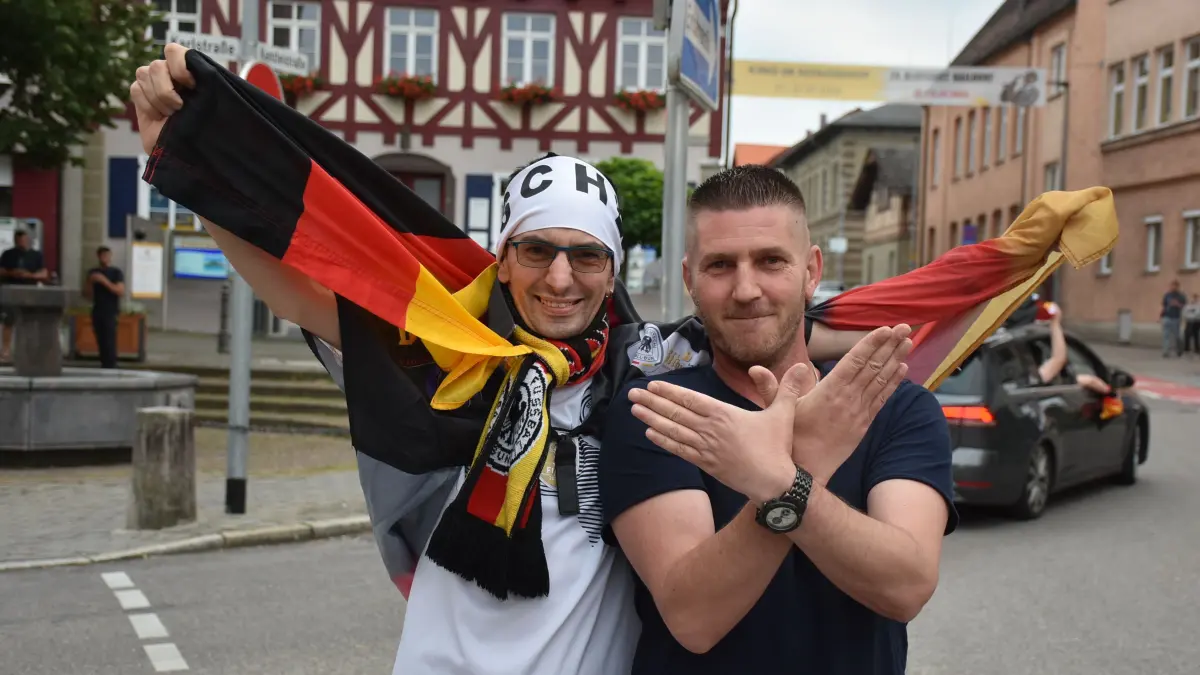 Fußball-EM 2024. Ausgelassene Fans feiern auf dem Gaildorfer Marktplatz den Sieg der deutschen gegen die ungarische Mannschaft.